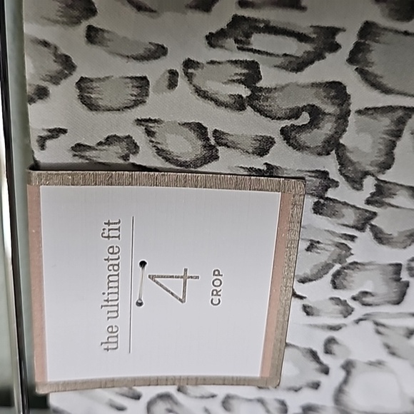 Chico's Mobwife Classy Neutral NWT size 4 Cheetah print crop pants XXL - Picture 4 of 9